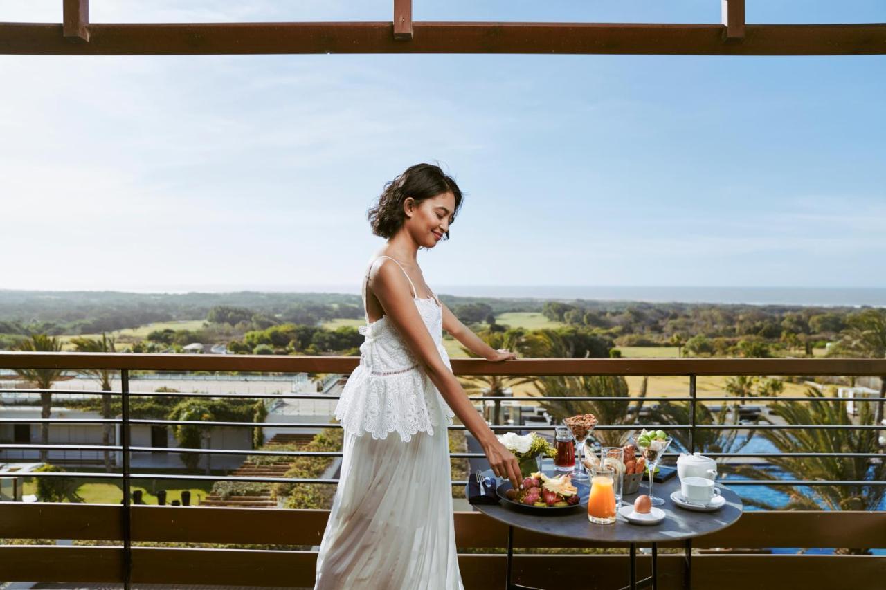 Hotel Le Golf D'Essaouira & Spa Esterno foto A woman on a balcony