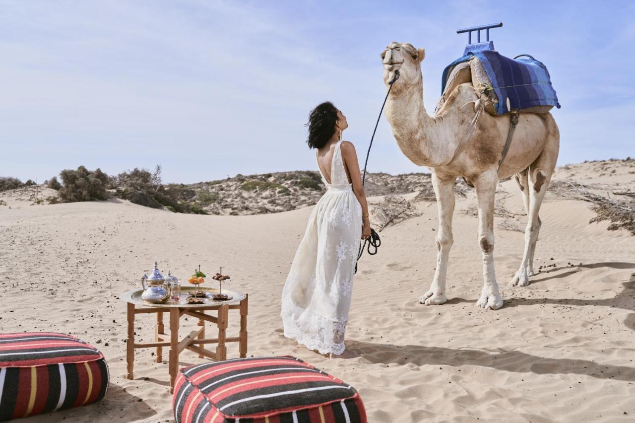 Hotel Le Golf D'Essaouira & Spa Esterno foto A woman with a camel in the desert