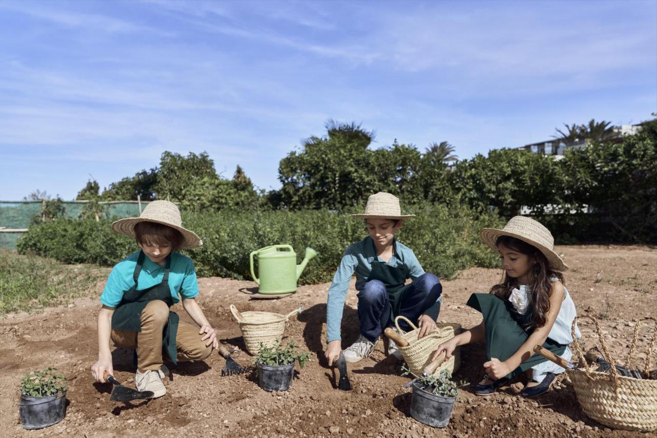 Hotel Le Golf D'Essaouira & Spa Esterno foto Children working in the garden